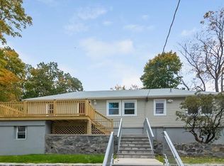 9 Oakridge Pkwy, Peekskill, NY 10566