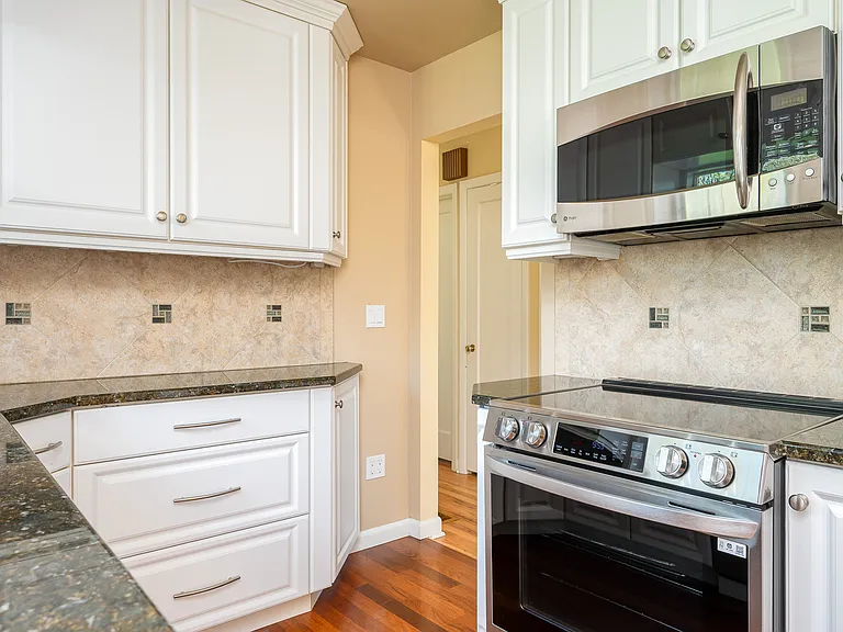 8922 SE Market St — Photo 10