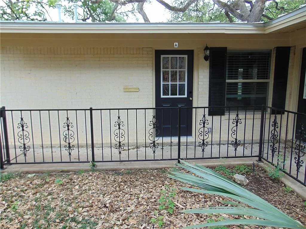 3904 Bailey Ln — Photo 2