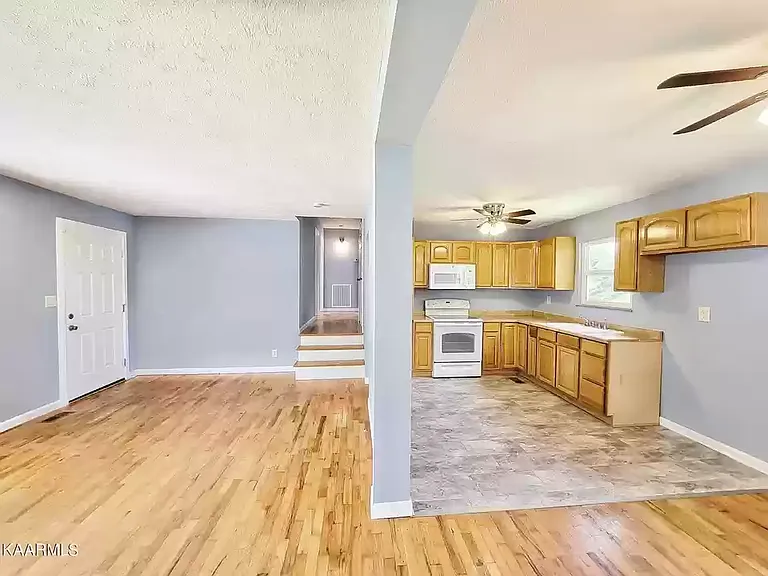 407 Glenoaks Dr — Photo 10