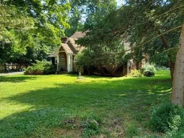 36 Lake Rd, Upper Saddle River Boro, NJ 07458