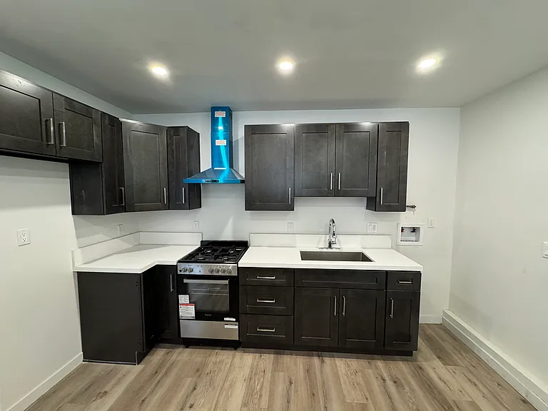 11430 Haskell Ave — Photo 5