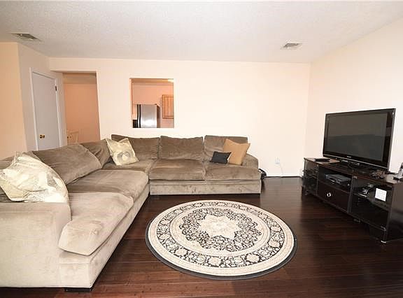 View of the living-room with its beautiful bamboo floors.