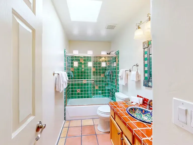 Shared bathroom in bewtween the two bedrooms.