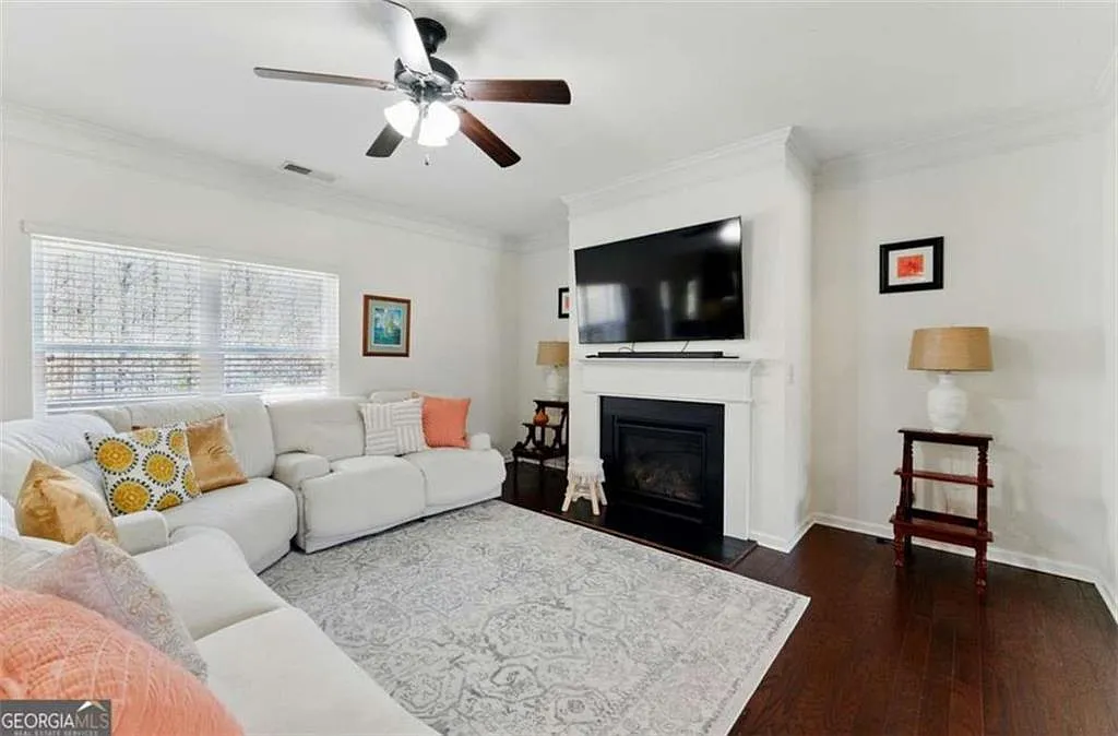 4 bed, 2.5 bath, 2102 sqft, $2,500 — Photo 1