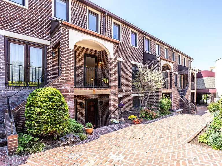 2BR/2BA Upper level townhouse in quiet courtyard setting.