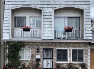 906 Beach Rd, Lakewood, OH 44107