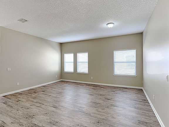 4th image of 928 Churchhill Ln