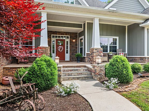 3rd image of 587A Douglas Ln