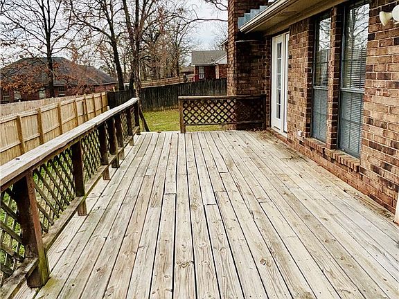 4th image of 2305 Meadowlake Rd