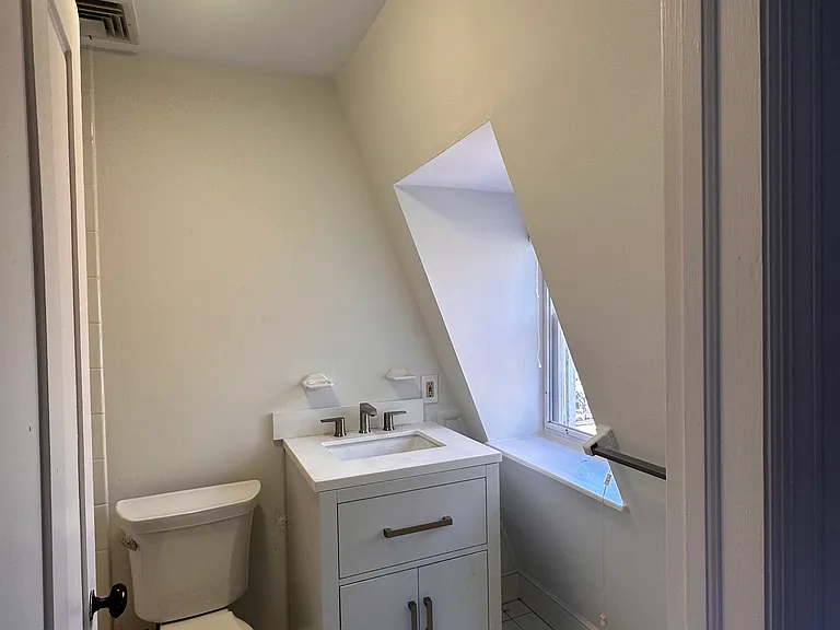 27 Dehart St #2 — Photo 6