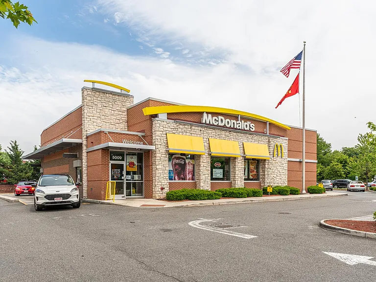 McDonald's is only 1 block away!