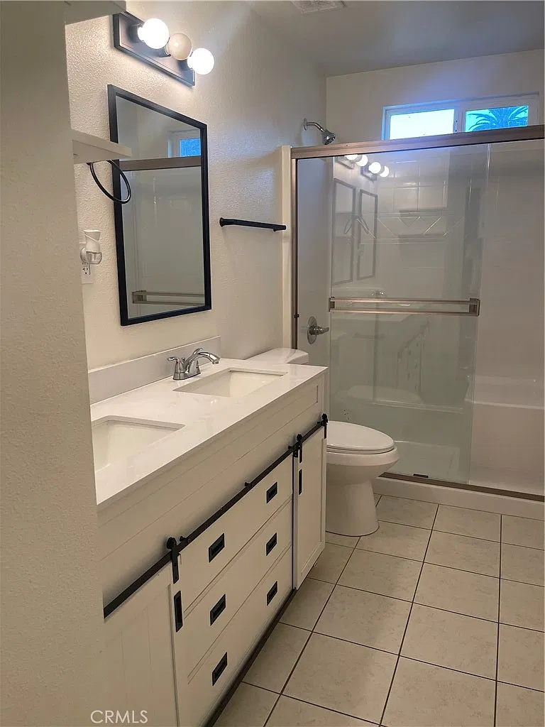 3 bed, 900 sqft, $3,200 — Photo 1