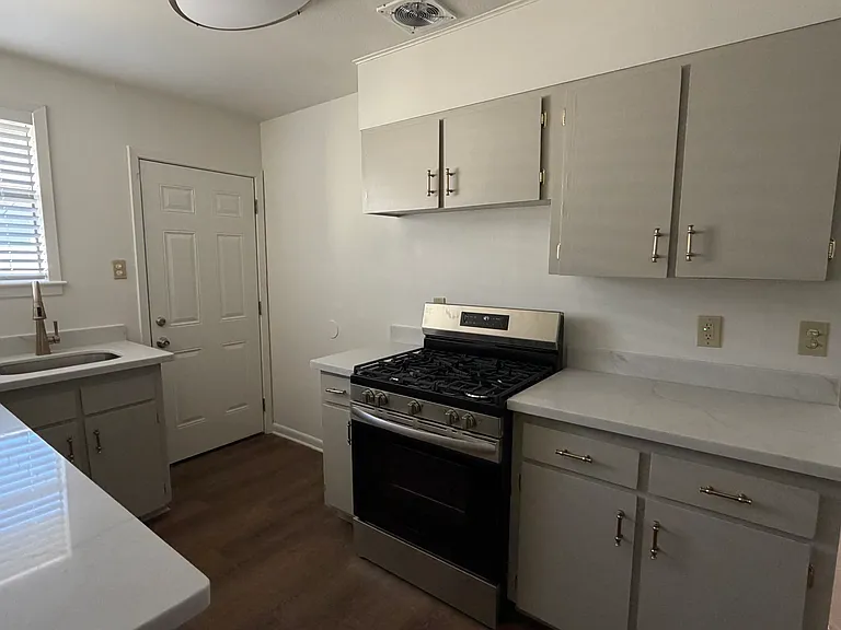 812 Richard St — Photo 3