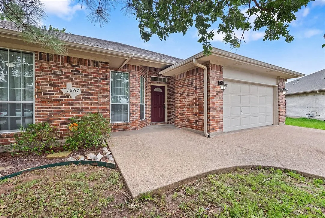 4 bed, 1938 sqft, $1,800 — Photo 2