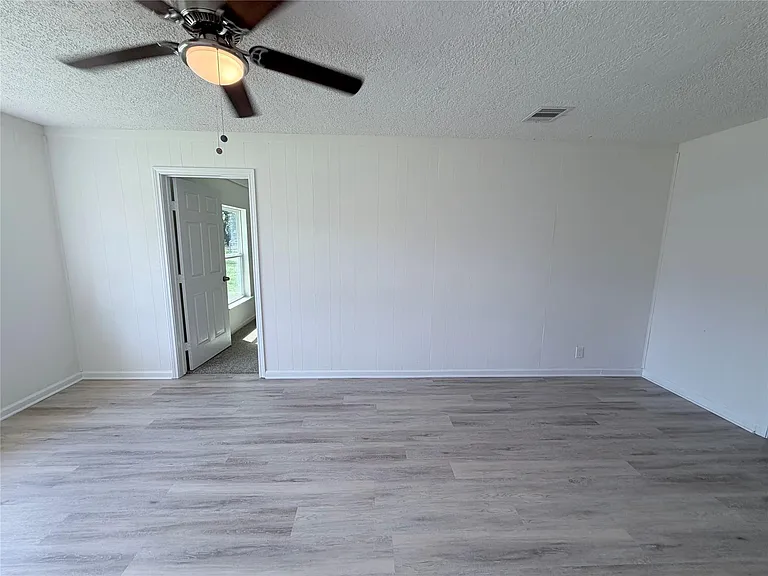 404 Elaine St — Photo 8