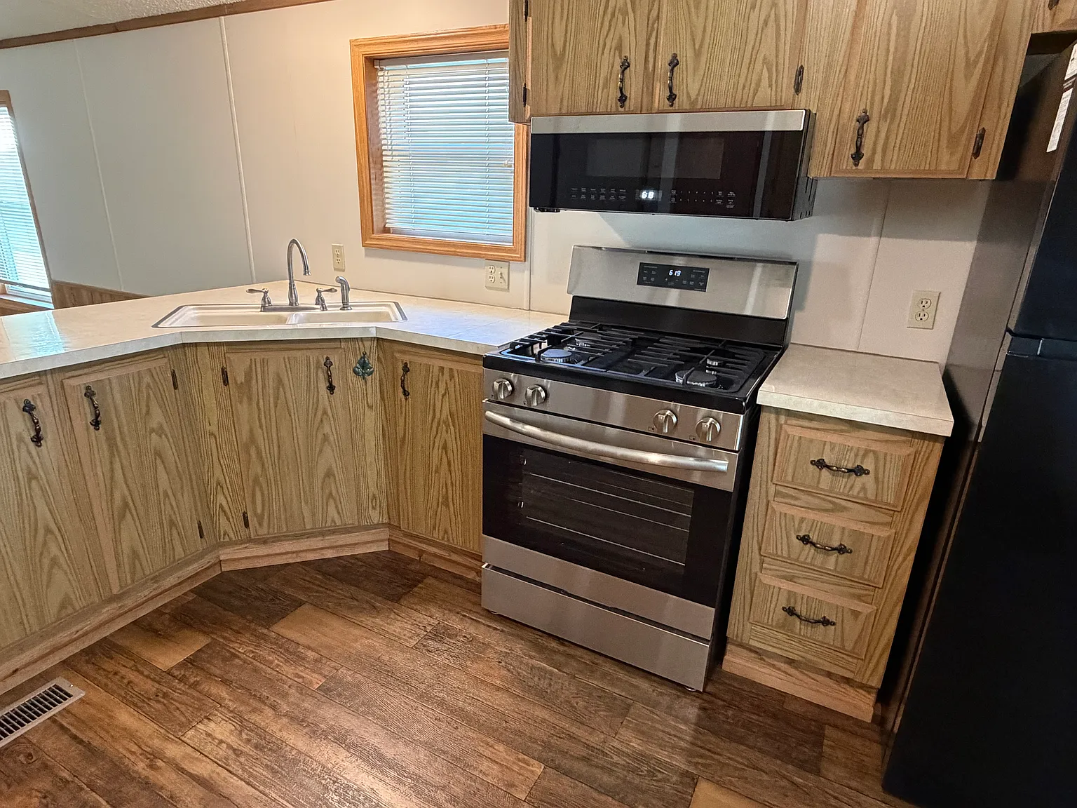 3 bed, 1300 sqft, $1,200 — Photo 2