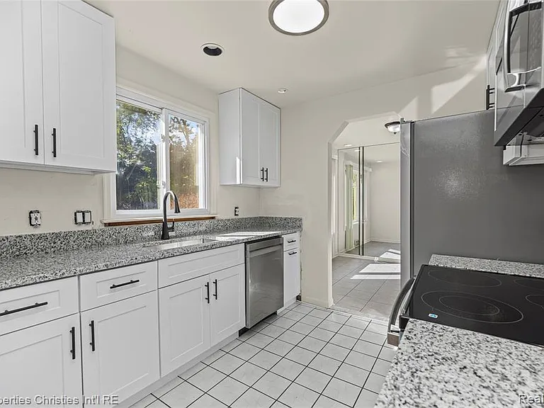 6550 Inkster Rd — Photo 13