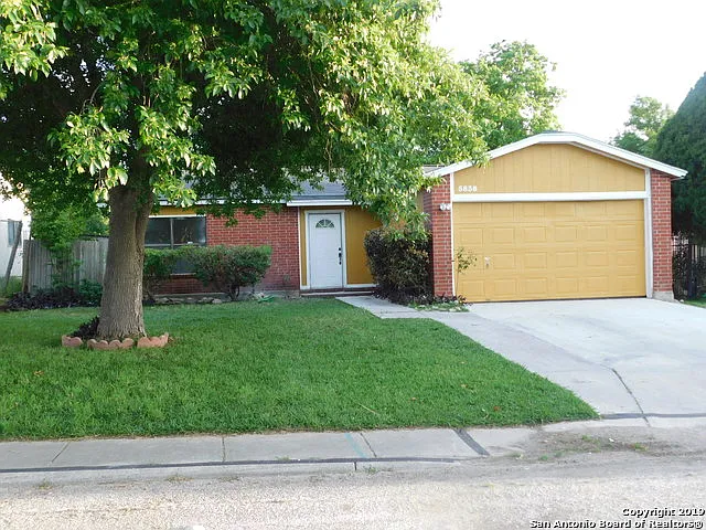4 bed, 2.0 bath, 2136 sqft, $1,700 — Photo 2