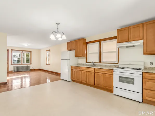 24 Pilgrim Ave, Waterbury, CT 06704