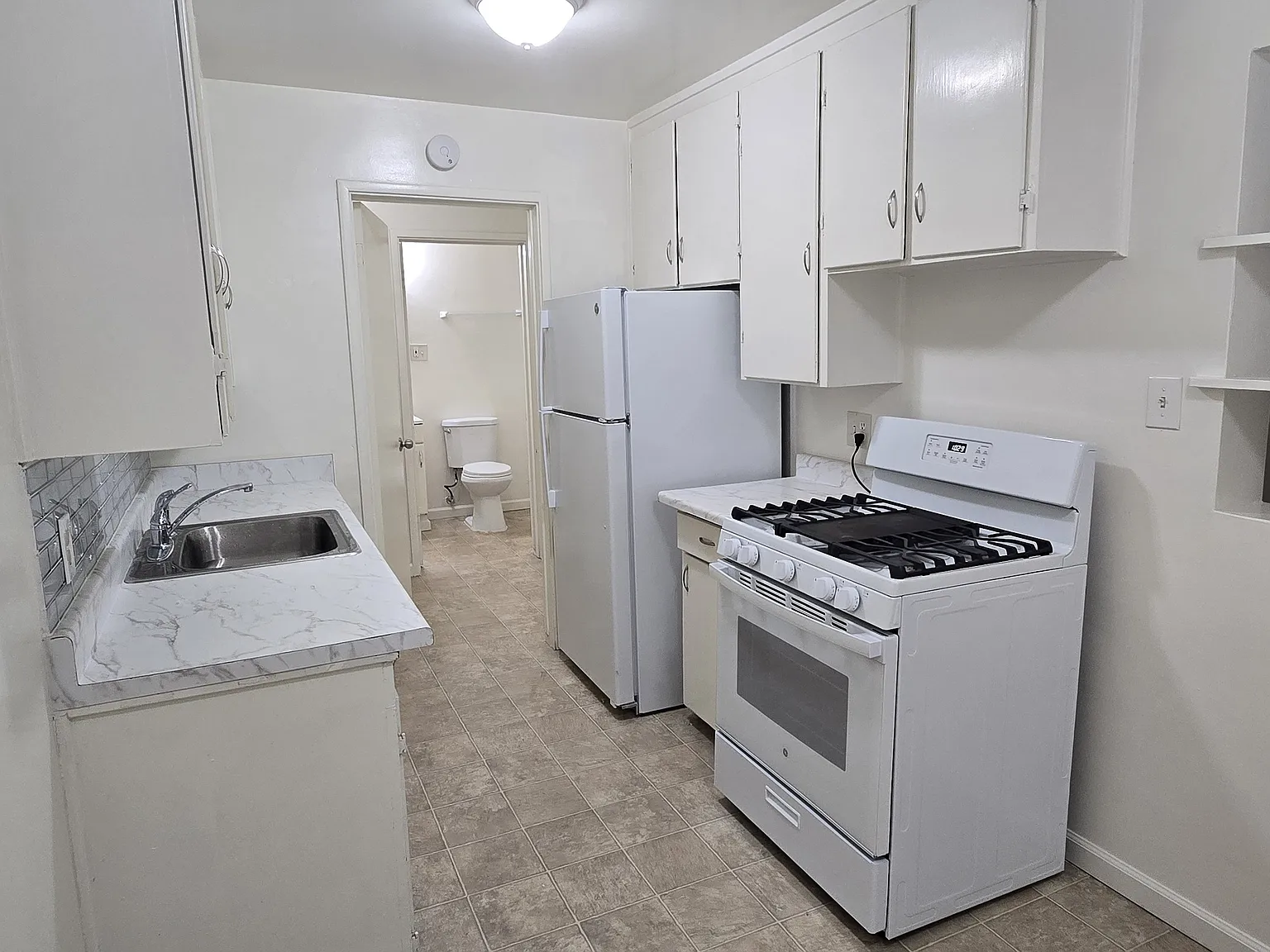 1 bed, 450 sqft, $1,300 — Photo 4