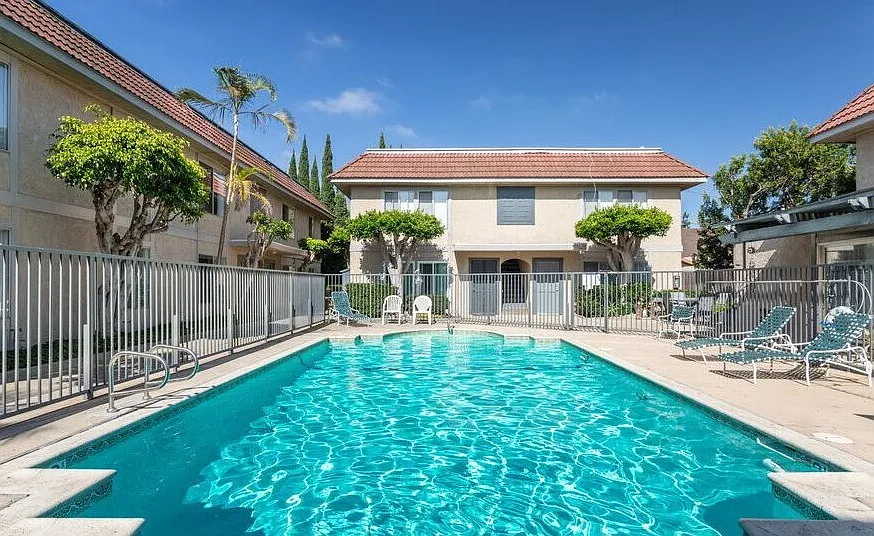 Lido Apartments - 241 Avocado St — Photo 4