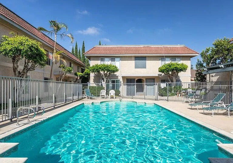 Lido Apartments - 241 Avocado St — Photo 4