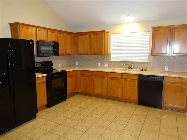 3 bed, 2.0 bath, 1905 sqft, $2,325 — Photo 2