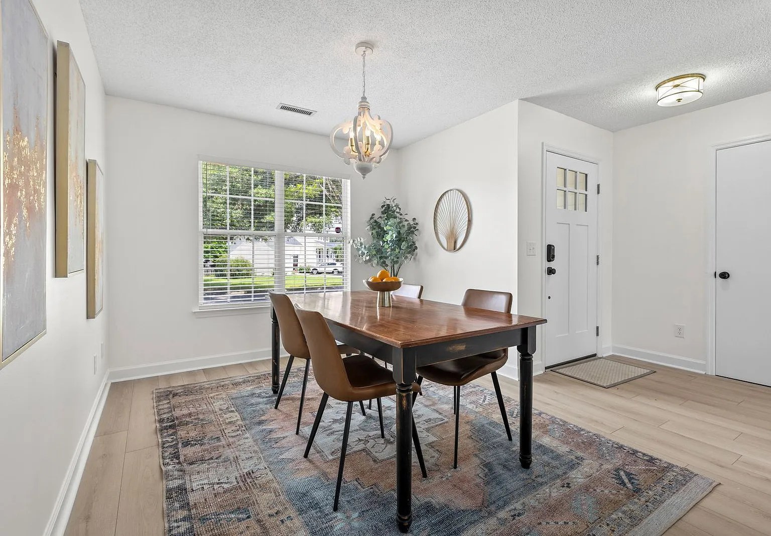 3 bed, 2.0 bath, 1386 sqft, $4,000 — Photo 2