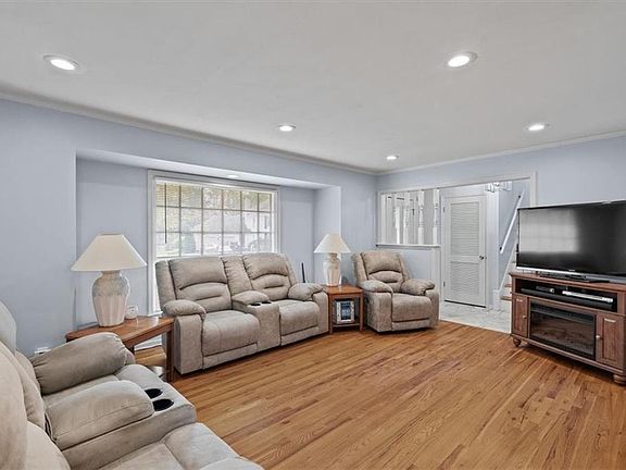 4th image of 9812 Winslow Pl