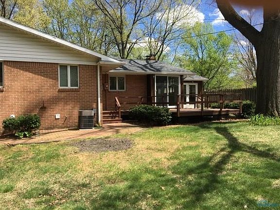 3rd image of 402 Hillcrest Dr