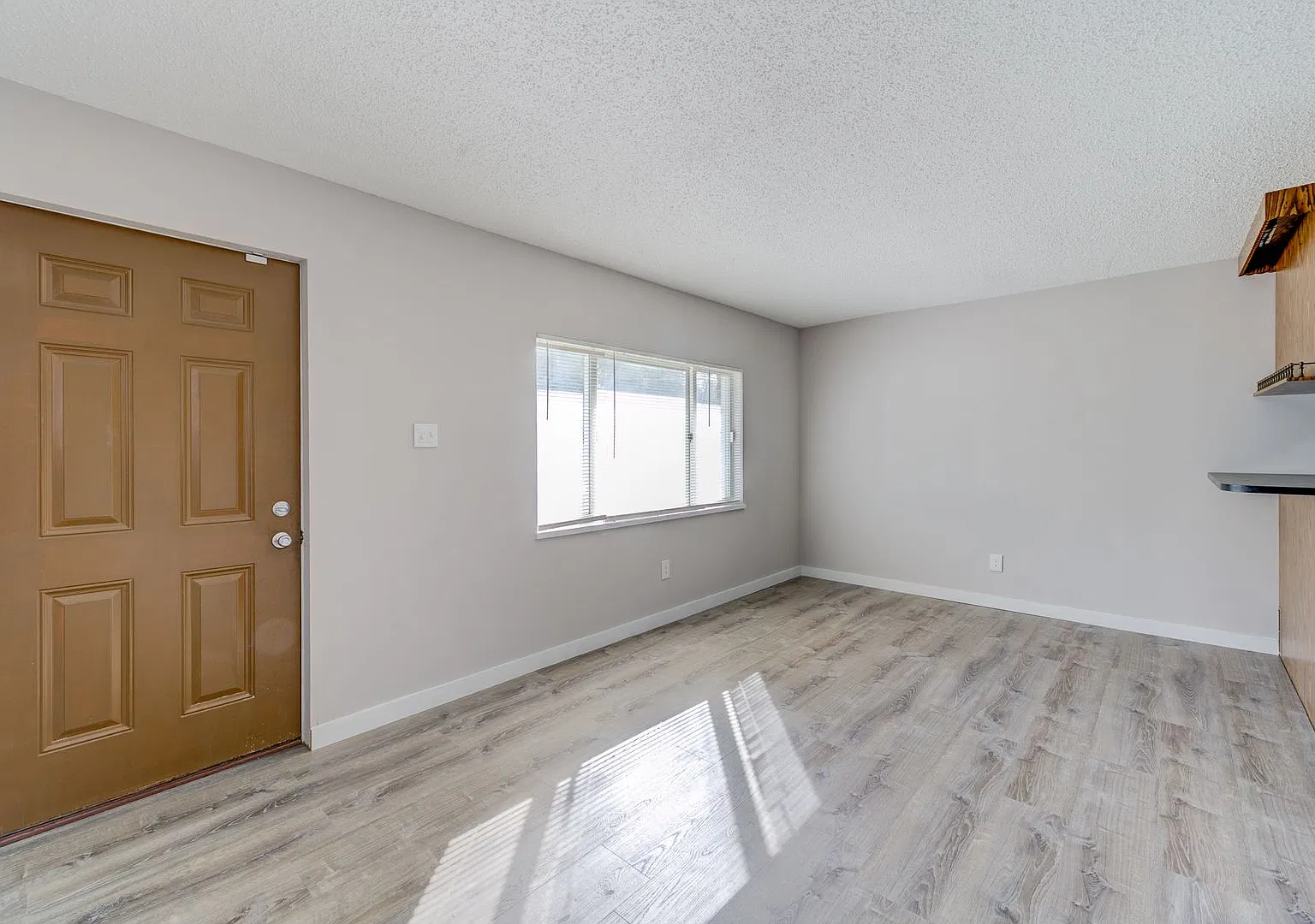 (354) 3937-39 Jane — Photo 3