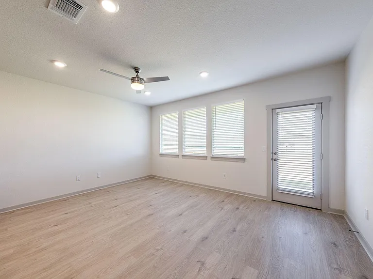 2416 Tucker Ln — Photo 6
