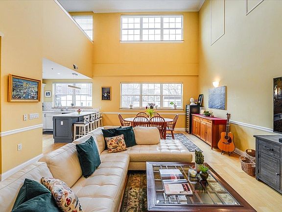 3rd image of 769 Montgomery St #215