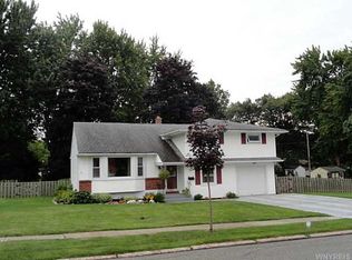 90 Ambleside Dr, Lockport, NY 14094