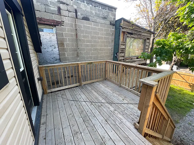 759 Barton St E — Photo 2