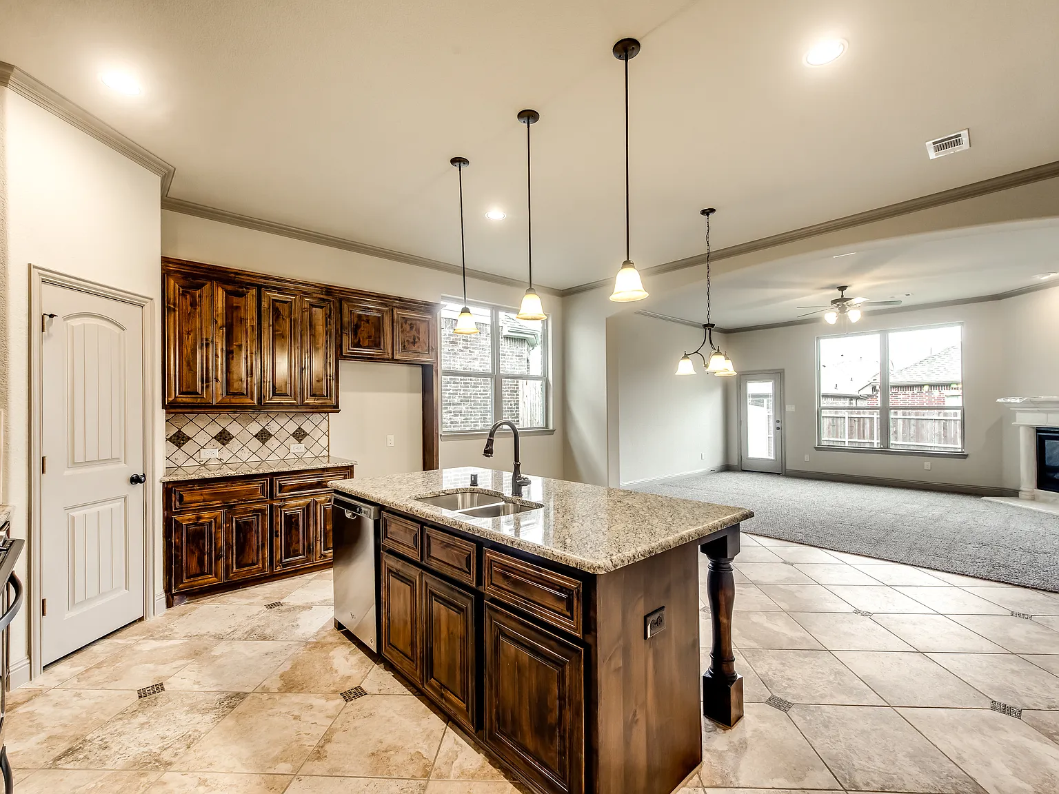 4 bed, 2128 sqft, $2,595 — Photo 4