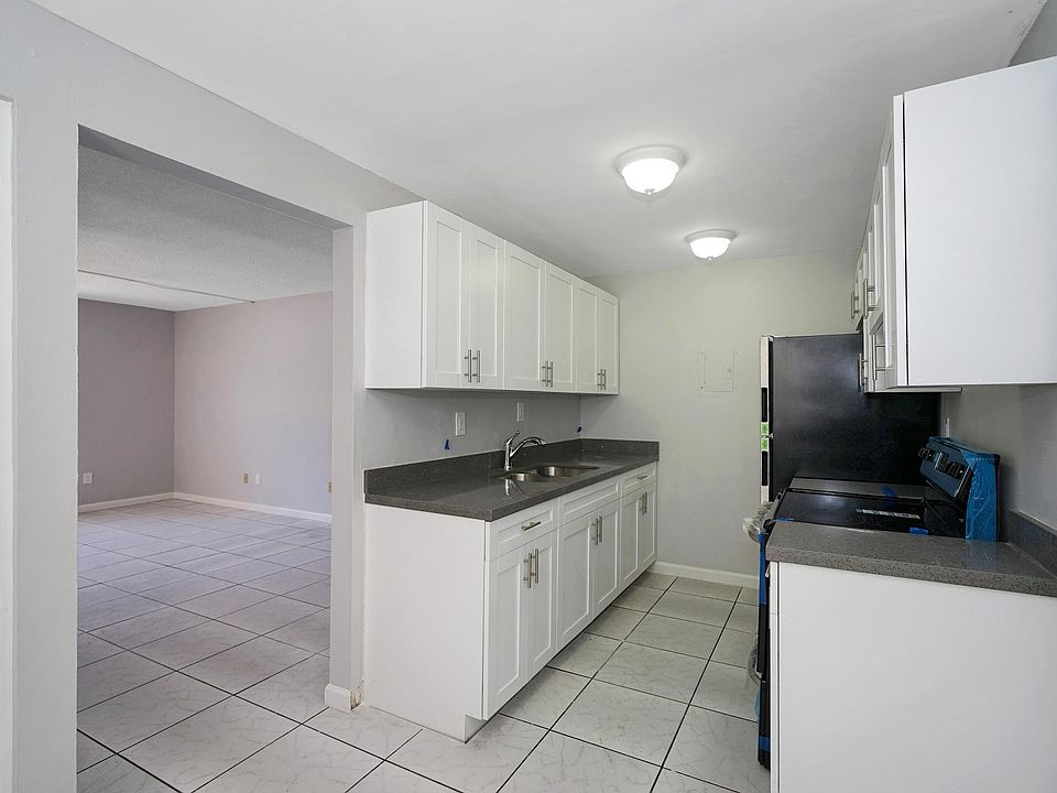 2nd image of 615 NE 10th St