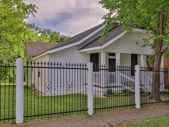 919 10th St, Huntsville, TX 77320