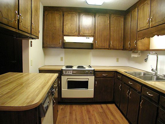 Kit has lots of cabinets