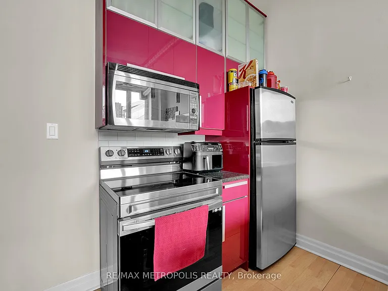 276 King St W #207 — Photo 12