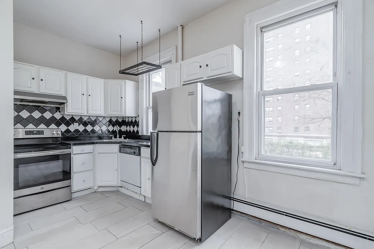 Building Photo - 37 Pamrapo Ave #2