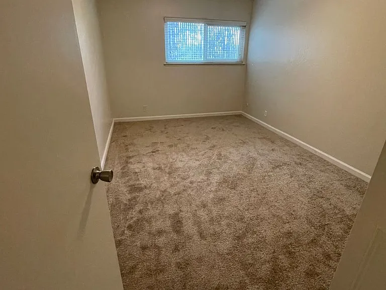 Chateau Apartments — Photo 30