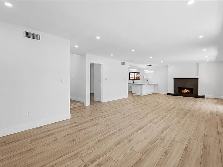 19701 Blythe St — Photo 8