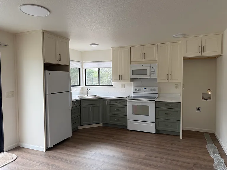 96B Carlton Dr — Photo 2