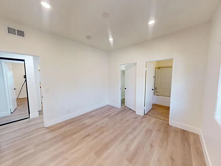 5804 Woodman — Photo 11