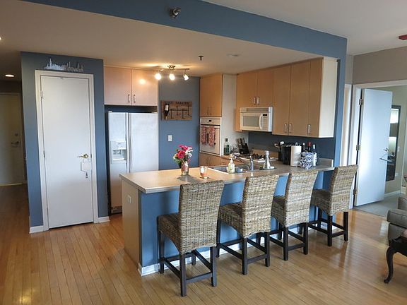 3rd image of 1515 S Prairie Ave Unit 515