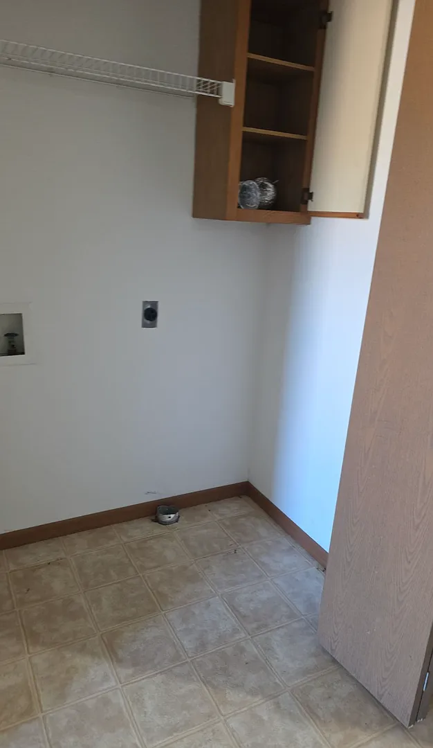 Great 3 Bed 2 Bath 2 Car Garage Flat Duplex- Pets ok! — Photo 4