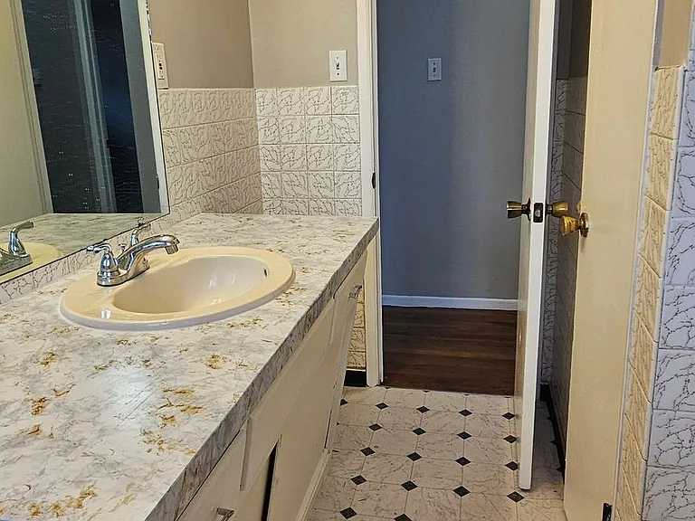1136 Akron St — Photo 25