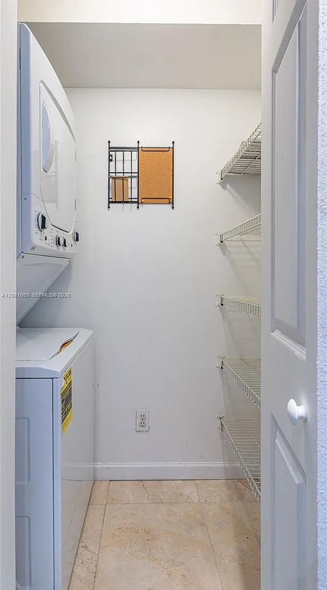 Isola Condo — Photo 4